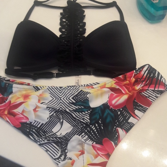 Bikini set! - Picture 2 of 3